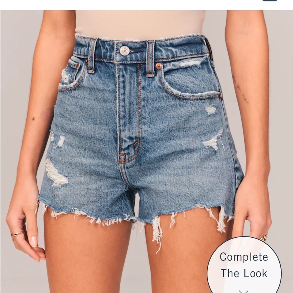 Abercrombie high rise mom short in medium destroy size 25
